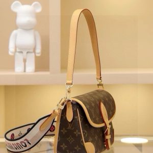 Alternative view of This DIANE handbag comes with one leather shoulder strap (for underarm carry) and one embroidered shoulder strap (for shoulder or crossbody carry), both of which are removable. Its capacity is ample for daily use, easily accommodating even the largest smartphones. The belt-style buckle is decorative but actually features a magnetic closure for convenient opening and closing. It includes a central divider for organizing items, plus a zippered compartment for storing valuables.Dimensions: 25.0 × 9.0 × 15.0 cm (Length × Width × Height)